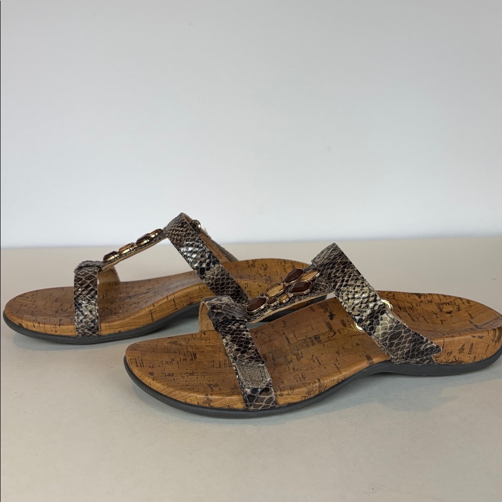 Vionic Viviana Tan and Black Sandals. Size 8 - Picture 3 of 6
